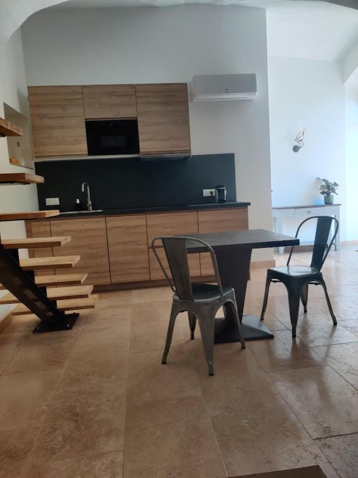 Charme Et Authenticite Dans Une Ferme. Lourmarin Extérieur photo